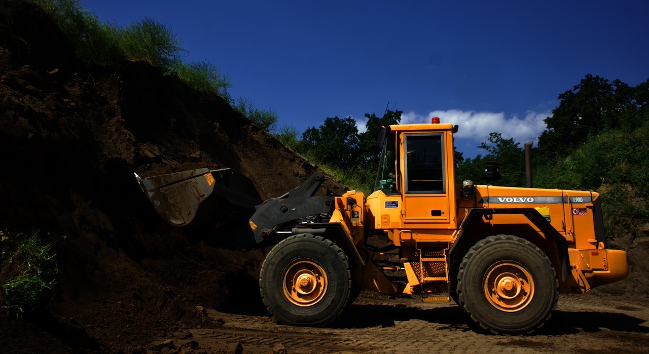 Markoló földet emel ki